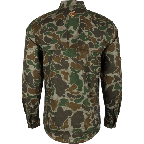 Men's Camo Wingshooter Trey Shirt L/S: Silky 95% Polyester, 5% Spandex fabric. Lightweight, UPF30, moisture-wicking. Features hidden collar, vented back, chest pockets, sunglass wipe, and more. Ideal for hunting and outdoor activities.