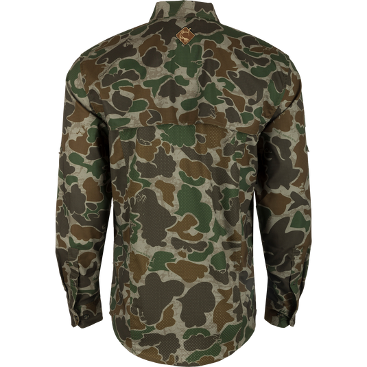 Men's Camo Wingshooter Trey Shirt L/S: Silky 95% Polyester, 5% Spandex fabric. Lightweight, UPF30, moisture-wicking. Features hidden collar, vented back, chest pockets, sunglass wipe, and more. Ideal for hunting and outdoor activities.