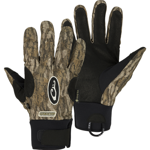 MST Refuge HS GORE-TEX Gloves: A close-up of gloves with a logo and a bag, designed for in-between seasons. Waterproof/breathable protection for effective field use.
