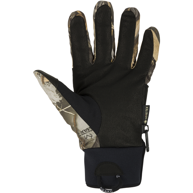 MST Refuge HS GORE-TEX Gloves: A close-up of a black glove with a digitized goatskin leather palm, designed for in-between seasons. Waterproof and breathable for effective field use.