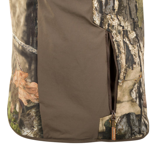 Camo Tech Vest with Agion Active XL®: A close-up of a bag with a zipper, ideal for bow hunters. Complete arm movement, windproof lining, and multiple pockets for necessities.