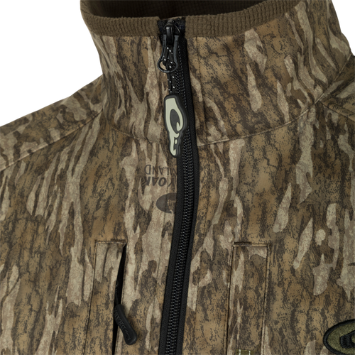 MST Windproof Softshell Vest: A close-up of the jacket's fabric and zipper, showcasing its expert-level functionality and windproof membrane.