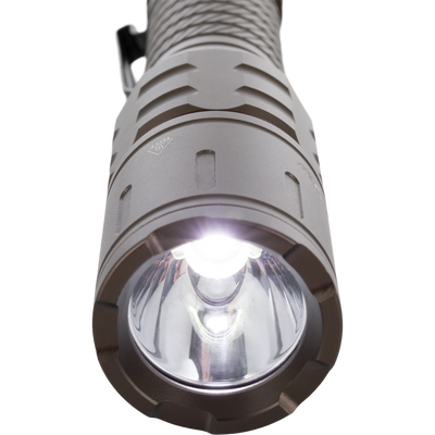 Lumen Flashlight EVO1000 close-up shows metal housing with cooling fins, hot symbol, pocket-clip, and convex lens. Ideal for versatile outdoor and hunting use.