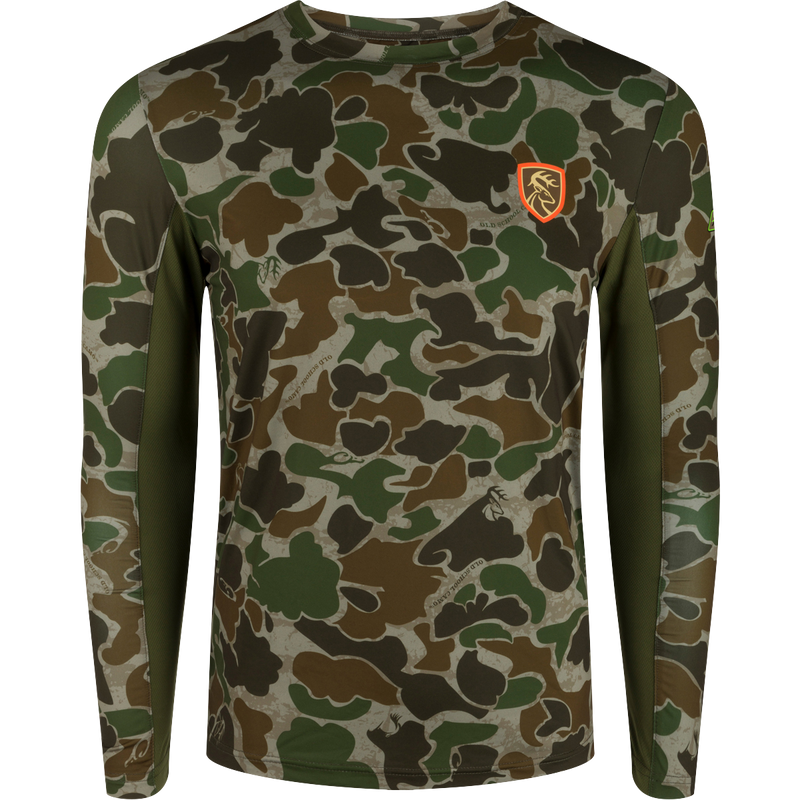 A long sleeved shirt with a camouflage pattern and a logo of a deer.