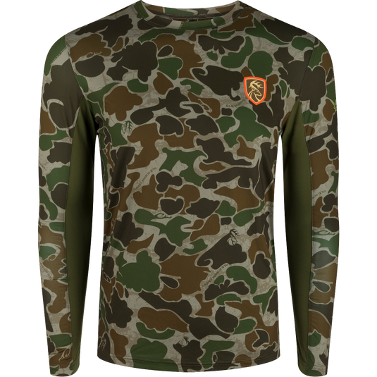 A long sleeved shirt with a camouflage pattern and a logo of a deer.