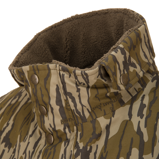 Close-up of the Throwback 80 Sport 3-in-1 Jacket's camo-patterned collar with sherpa lining and metal snap closures, highlighting its rugged design for outdoor adventures.