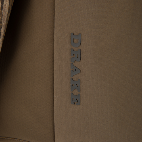 Close-up of the LST BMF Eqwader Full Zip with Primaloft, featuring DRAXE logo, camo accent, and textured, weather-resistant fabric for optimal outdoor performance.