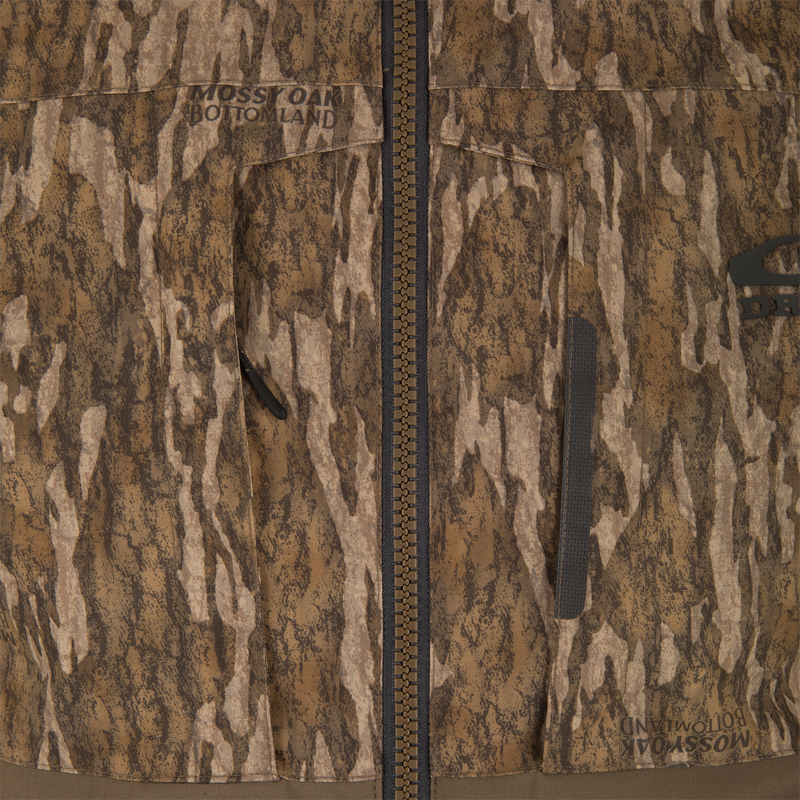 Close-up of LST BMF Eqwader Full Zip with Primaloft, showcasing camo pattern, central zipper, zippered chest pocket, and Velcro strip for outdoor adventure.