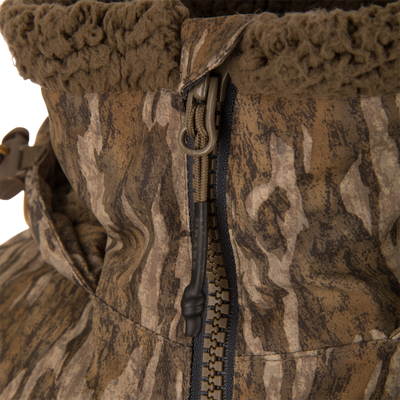 Close-up of LST BMF Eqwader Full Zip with Primaloft, showcasing camouflage design, sherpa collar, paracord zipper, and adjustable strap, ideal for outdoor adventures.