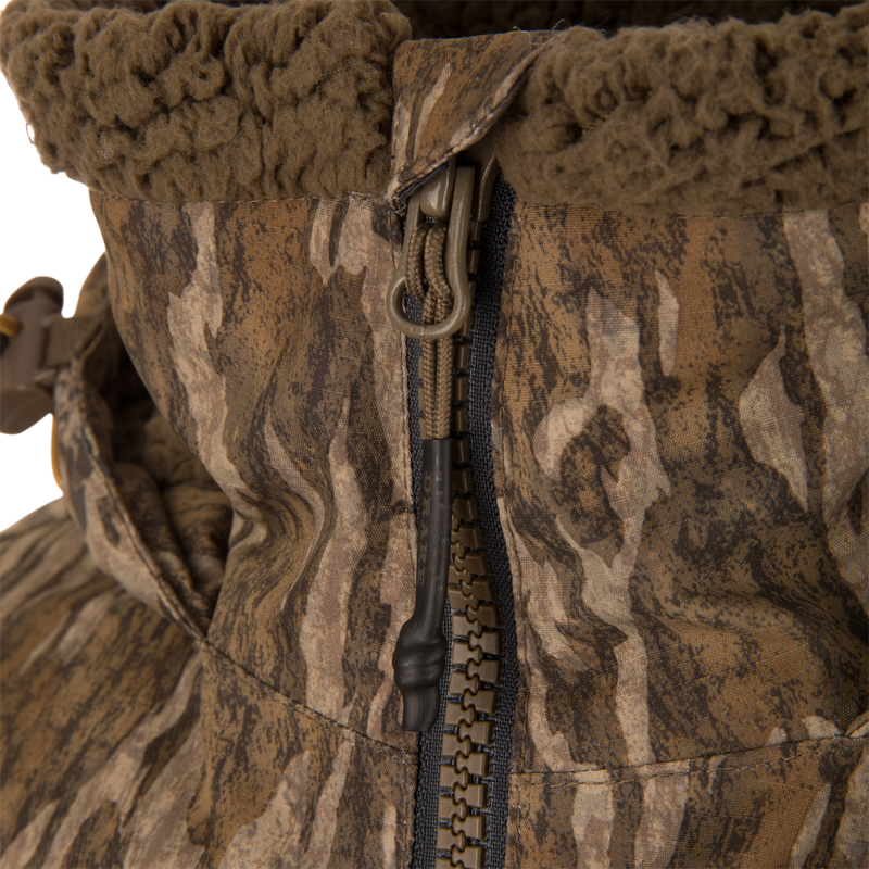 Close-up of LST BMF Eqwader Full Zip with Primaloft, showcasing camouflage design, sherpa collar, paracord zipper, and adjustable strap, ideal for outdoor adventures.