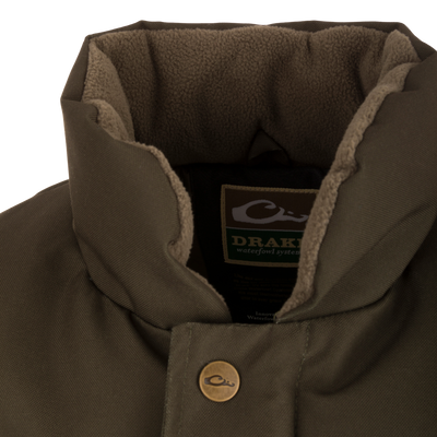 Close-up of the Throwback 80 Featherless Puffer Jacket's fleece-lined collar, showcasing Drake label, snap-button placket, and soft inner lining for warmth.