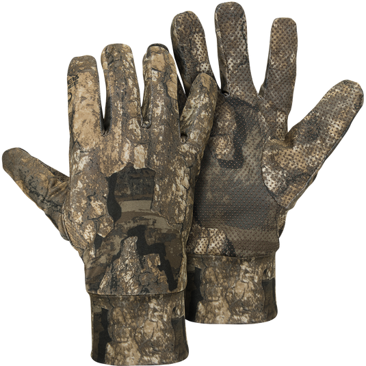 A pair of Stretch Fit Gloves in Realtree camouflage pattern, providing concealment and maximum dexterity. Rubberized grip palm ensures a secure hold on your gun.